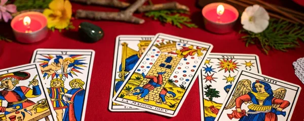 En quoi le tarot de Marseille se distingue-t-il des autres jeux de cartes divinatoires