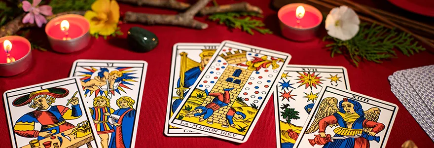 En quoi le tarot de Marseille se distingue-t-il des autres jeux de cartes divinatoires