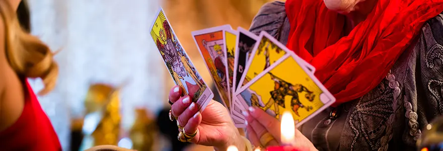 Pourquoi la cartomancie est-elle une pratique de divination populaire